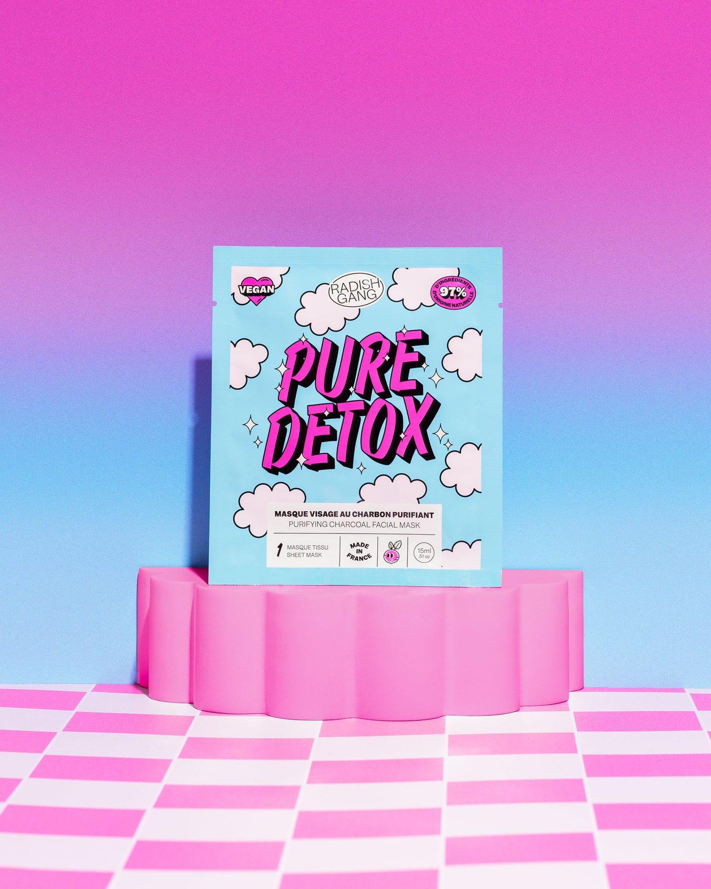Masque pure detox présenté sur un socle avec un fond vintage