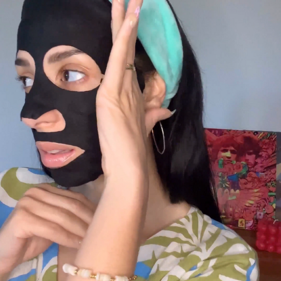 vidéo d'une utilisatrice appliquant de le masque Pure Detox