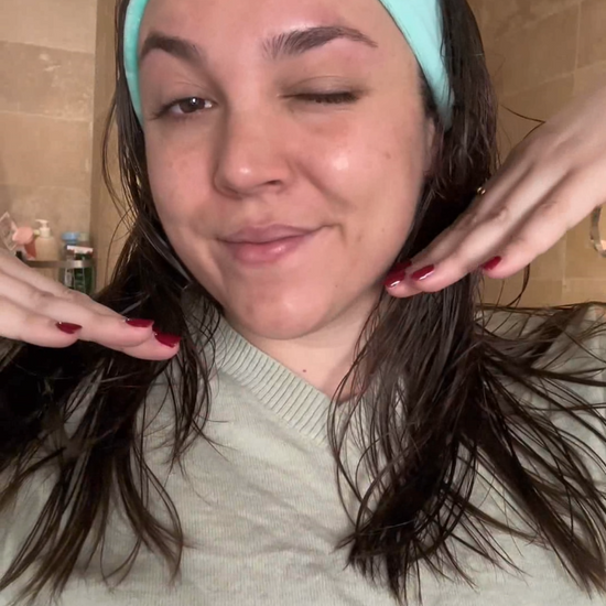 Vidéo d’une utilisatrice dans sa salle de bain appliquant le gel nettoyant keep clean 