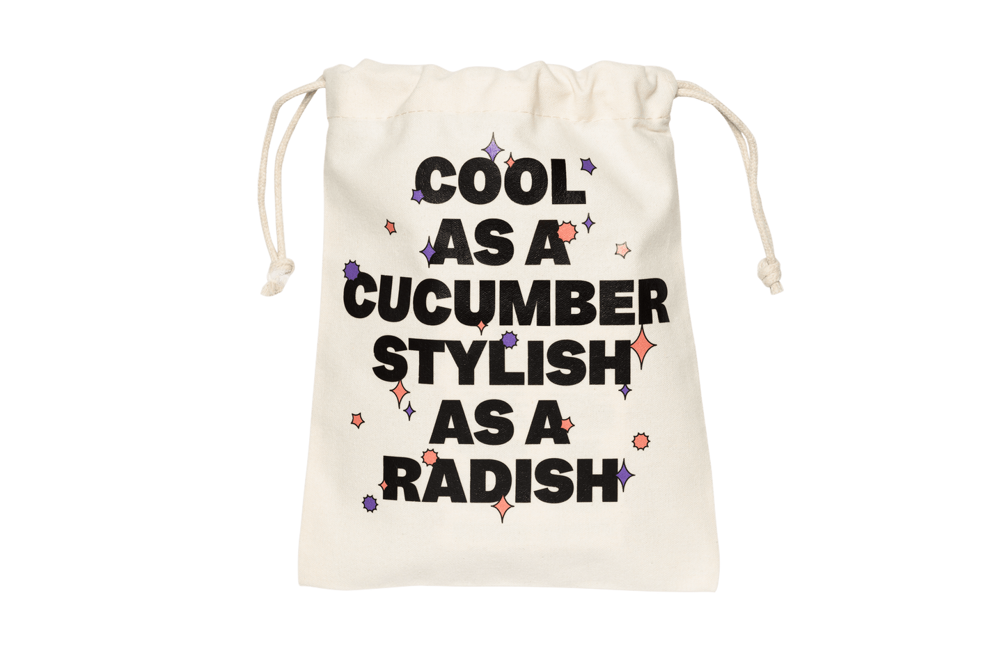 Verso du Pochon portant l’inscription « Cool as a cucumber stylish as a radish » entourée de différents motifs colorés