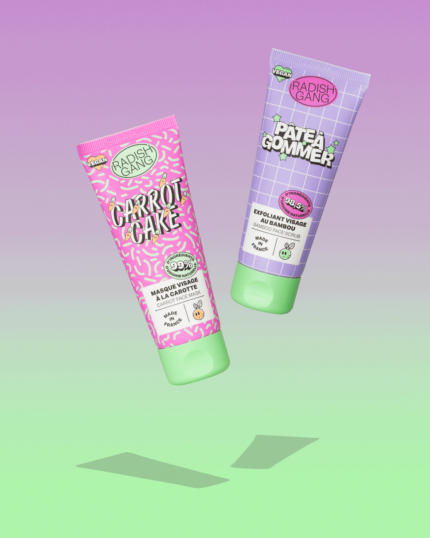 Packaging des produits carrot cake et pâte à gommer en lévitation sur un fond en dégradé de couleurs