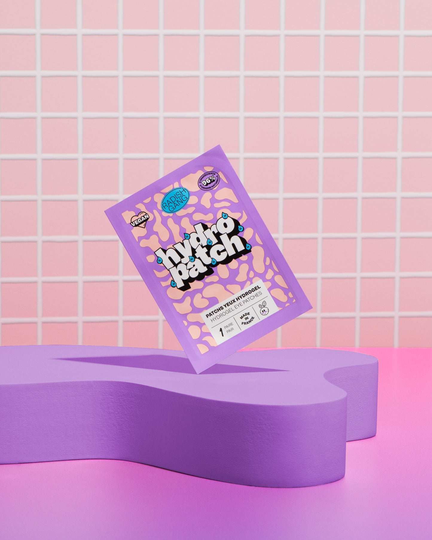 Packaging des patch yeux hydrogel présenté sur un podium avec un fond vintage