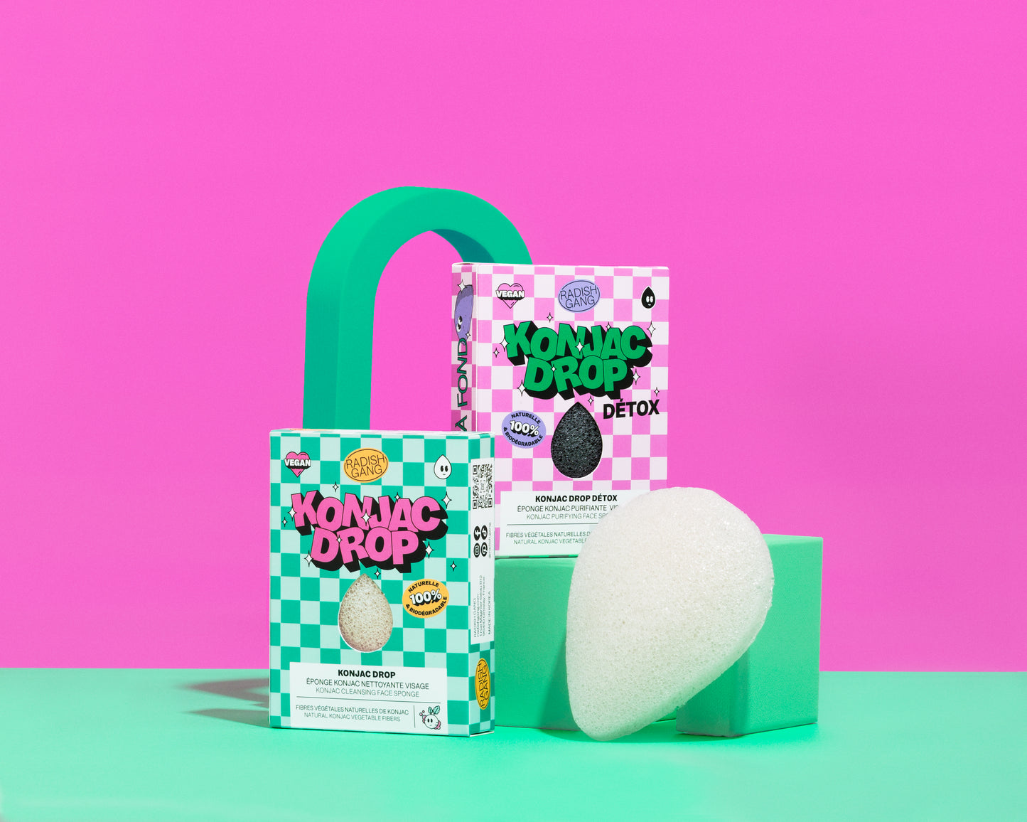 les éponges konjac nettoyante et purifiante sur fond bicolore