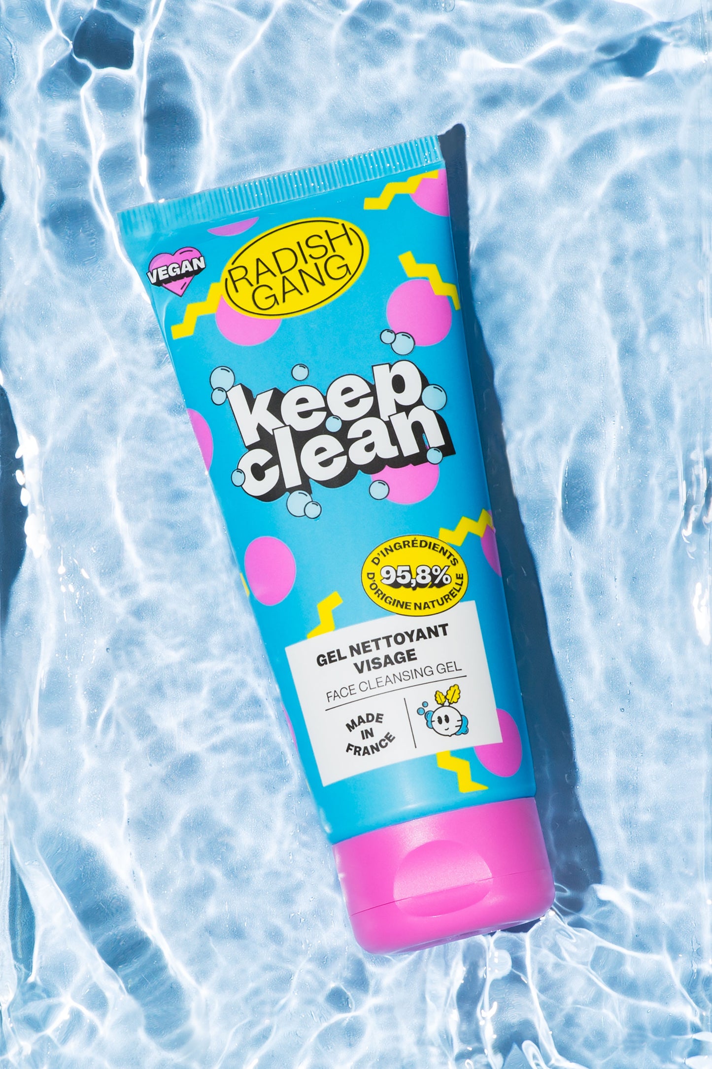 tube du gel nettoyant présenté sur un fond d'eau