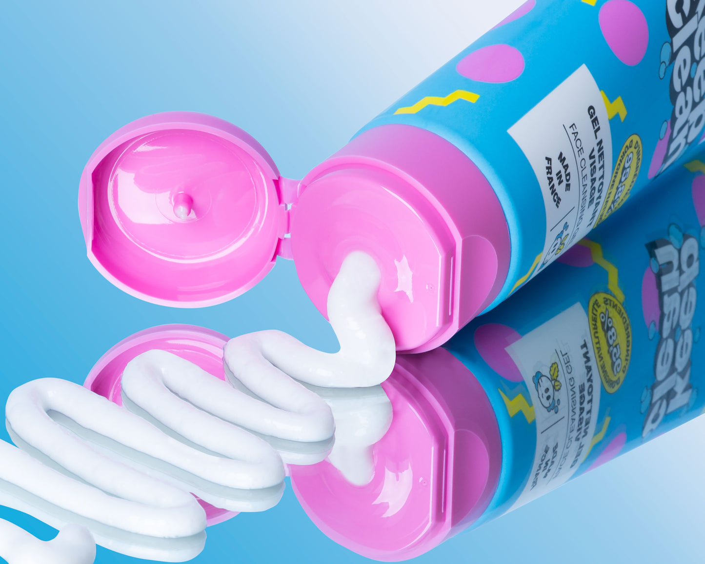 Tube ouvert du gel nettoyant laissant couler le produit avec son reflet dans un miroir