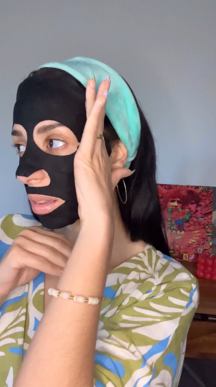 Vidéo d’une utilisatrice appliquant le masque pure detox 