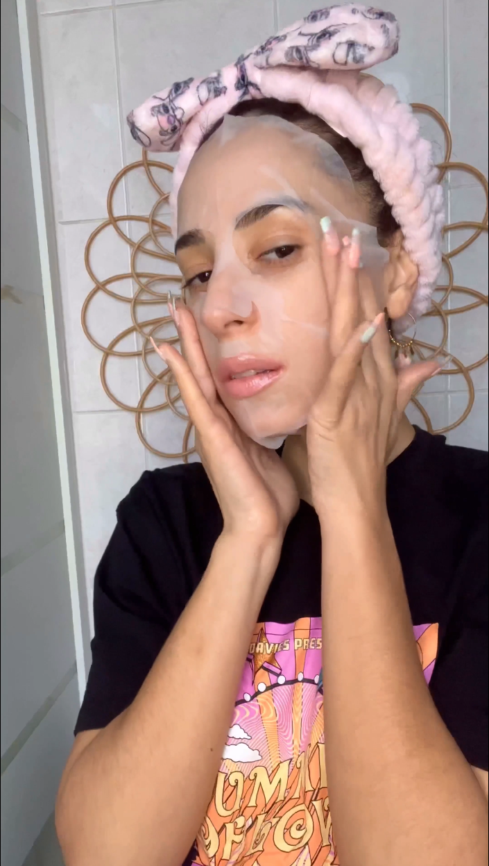 Vidéo d’une utilisatrice appliquant le masque hydra spa 