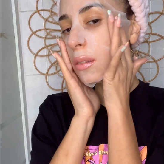 vidéo d'une utilisatrice appliquant le masque hydra spa