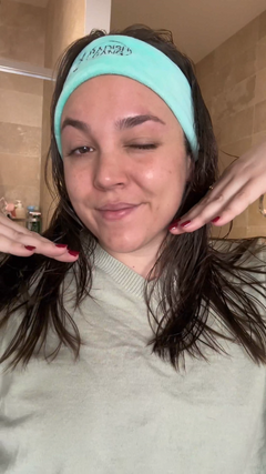 Vidéo d’une utilisatrice dans sa salle de bain appliquant le gel nettoyant keep clean 
