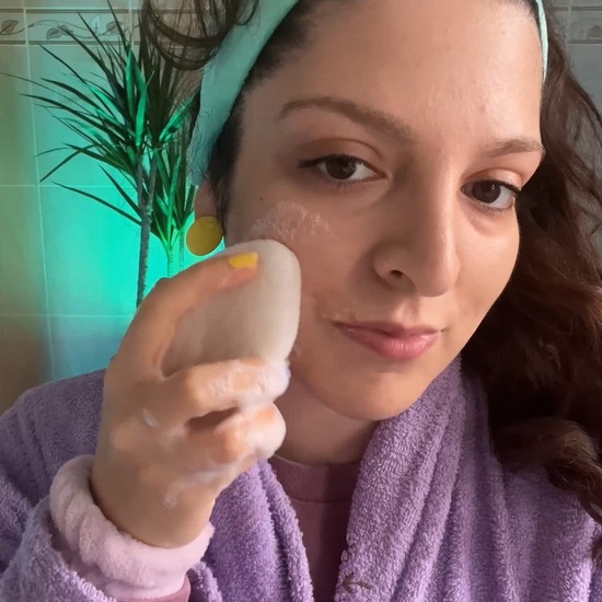 Vidéo d’une utilisatrice dans sa salle de bain appliquant le gel nettoyant keep clean avec l’éponge nettoyante konjac drop