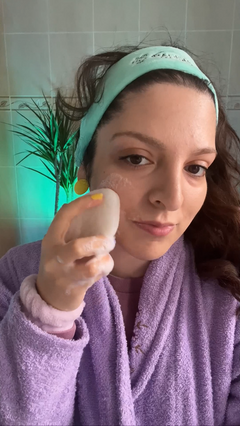Vidéo d’une utilisatrice dans sa salle de bain appliquant le gel nettoyant keep clean avec l’éponge nettoyante konjac drop