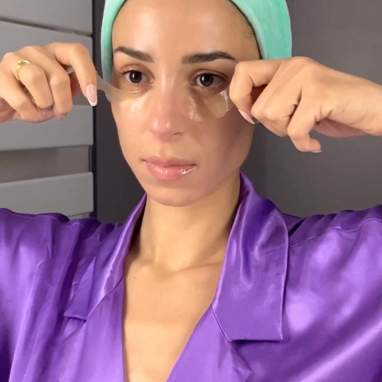 Vidéo d’une utilisatrice dans sa salle de bain appliquant les patch yeux hydro patch 