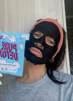 Visage d’une utilisatrice portant le masque au charbon Pure detox 