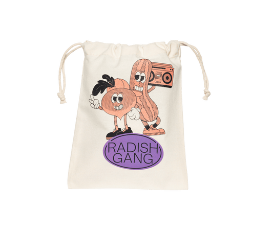 Recto du pochon avec le logo Radisg gang et illustrant deux copains : un radis stylé portant une casquette et son copain le concombre portant un post radio sur son épaule 