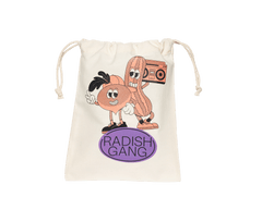 Recto du pochon avec le logo Radisg gang et illustrant deux copains : un radis stylé portant une casquette et son copain le concombre portant un post radio sur son épaule 