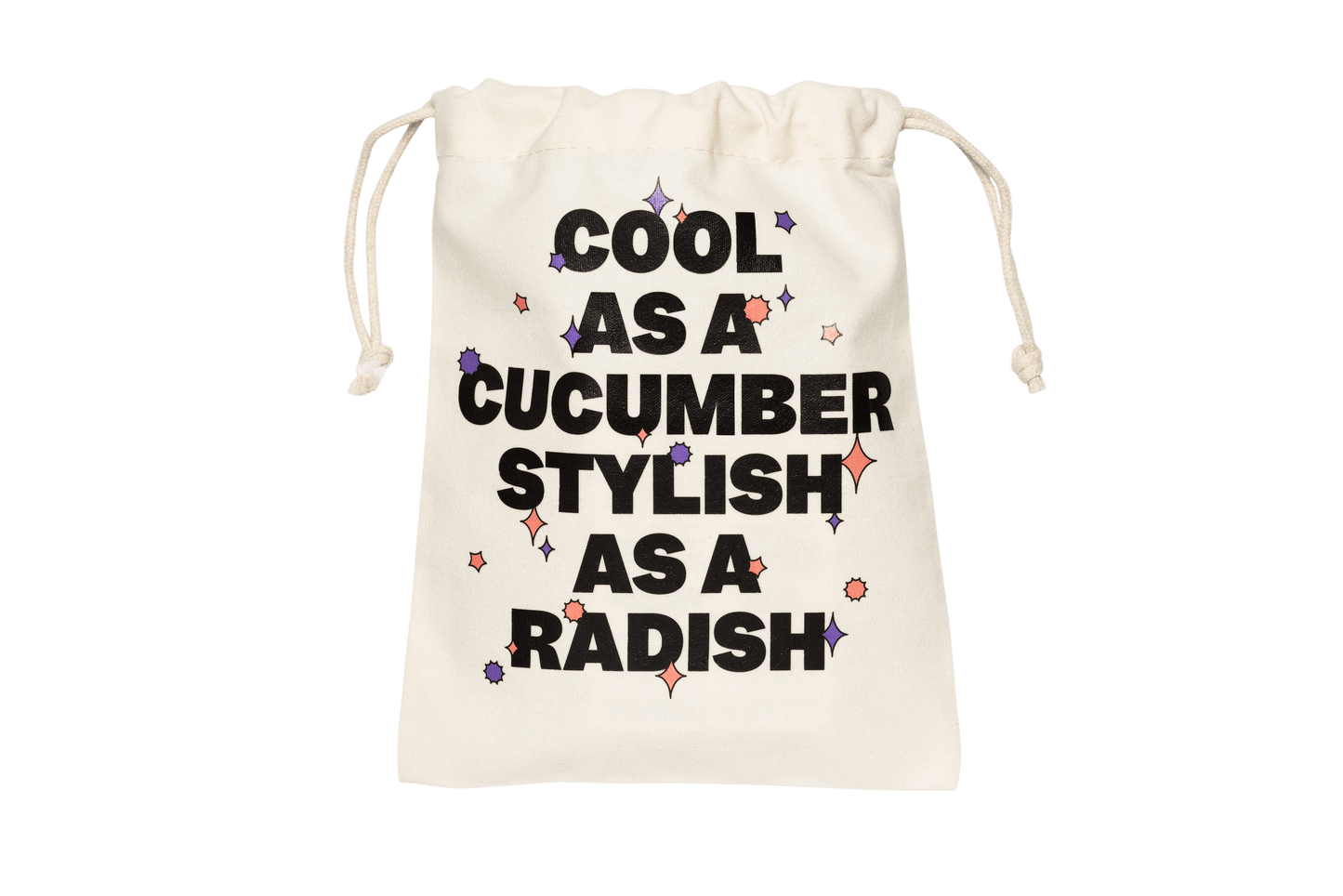 Verso du Pochon portant l’inscription « Cool as a cucumber stylish as a radish » entourée de différents motifs colorés 