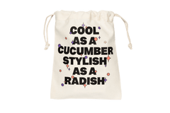 Verso du Pochon portant l’inscription « Cool as a cucumber stylish as a radish » entourée de différents motifs colorés 